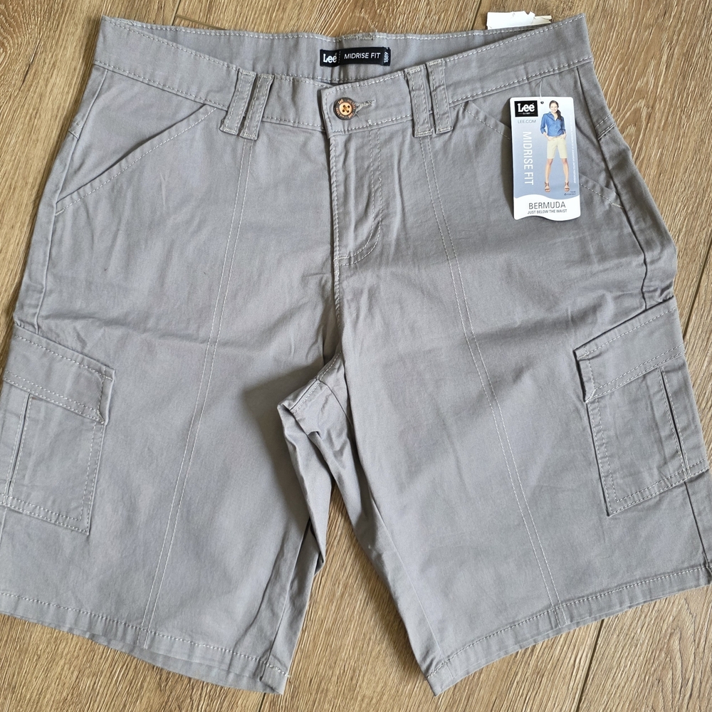 Lee Women's Bermuda Cargo Shorts in Frost Gray Size Medium